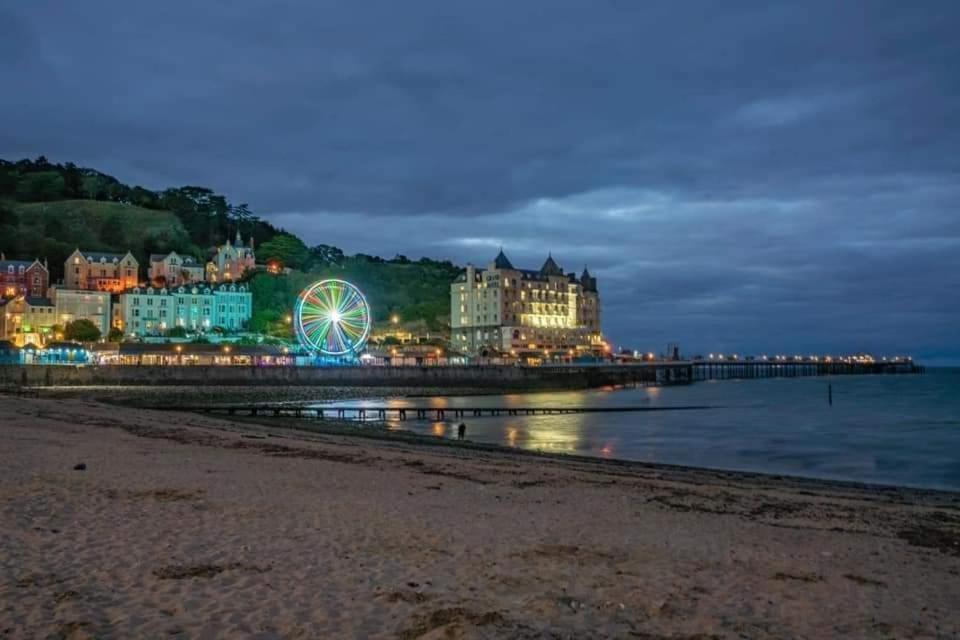 Traeth Teras (Beach Terrace), Llandudno photo 5
