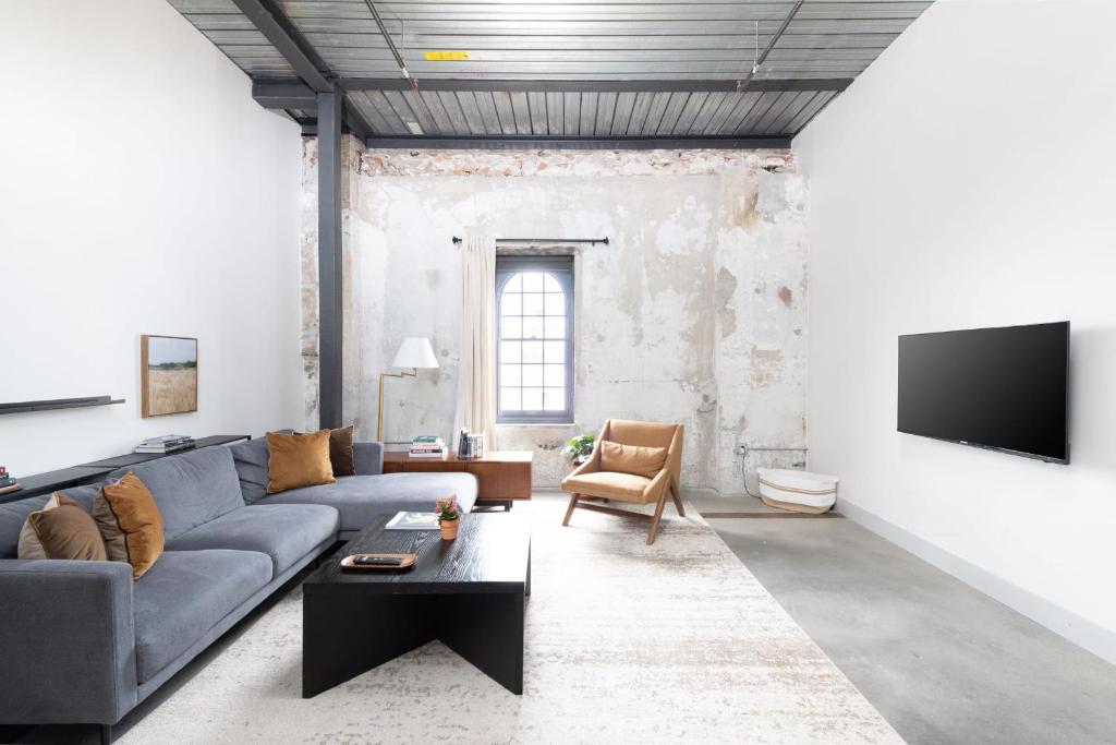 Spacious 1BR Near Fiserv with Rooftop, Gym, and Parking, Milwaukee