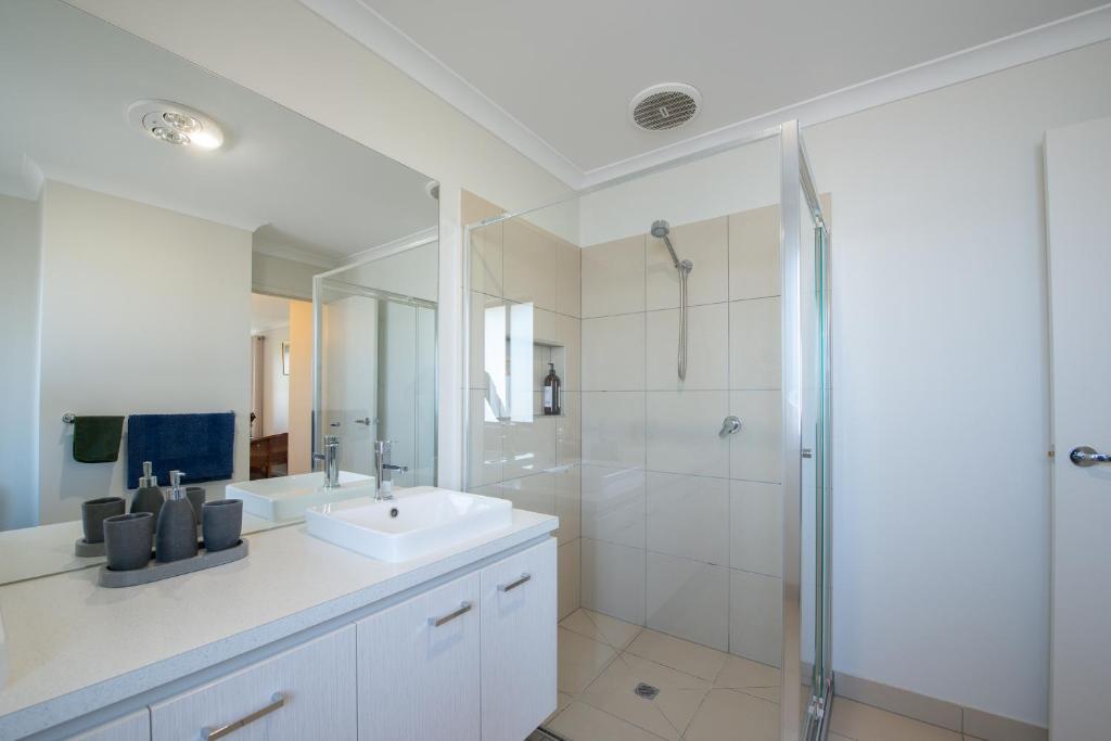 Seabreeze Haven -Wifi, Netflix, pet friendly beach house photo