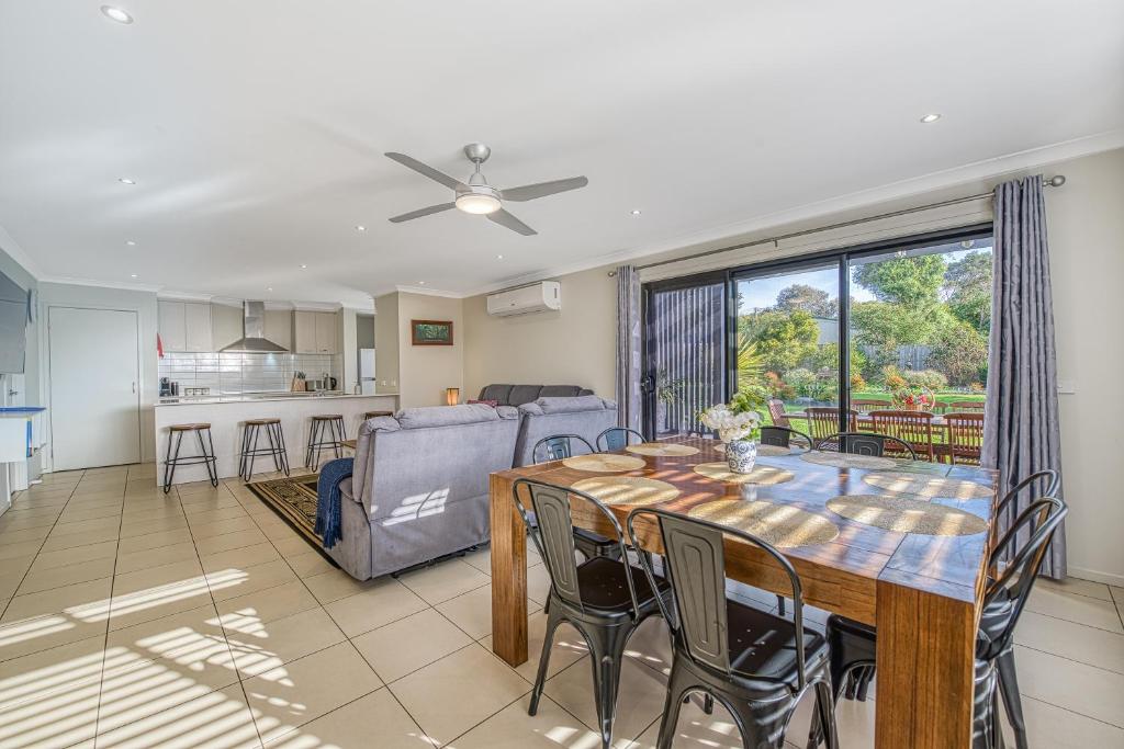 Seabreeze Haven -Wifi, Netflix, pet friendly beach house photo