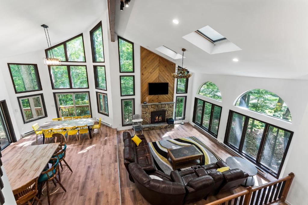 LakeFront Residence 4BD 4BA HotTubSaunaKayaКs, Holiday home East