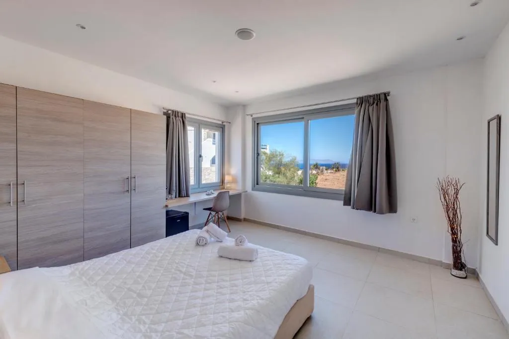 Chrysonisos Suites with Sunset & Seaviews near Kini, hotel in Ano Syros