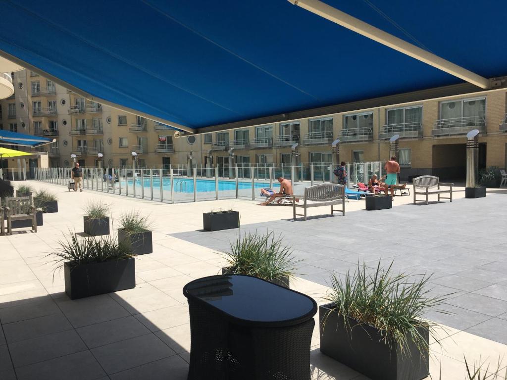 Studio 4 pers met Frontaal Zeezicht & privé zwembad Oostende, Ostende