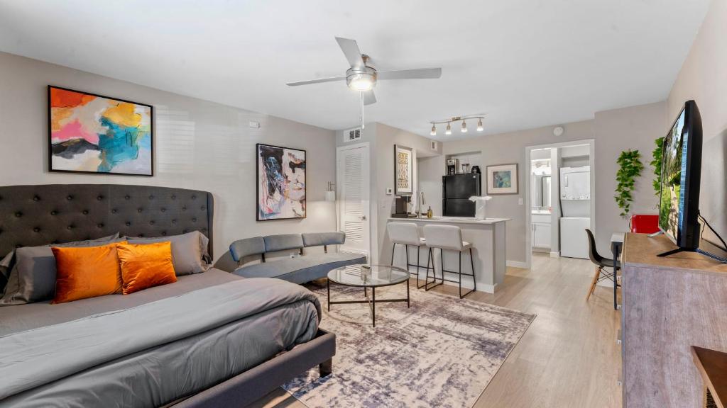 Cozy Efficiency Studios Close to Downtown and Domain, Austin