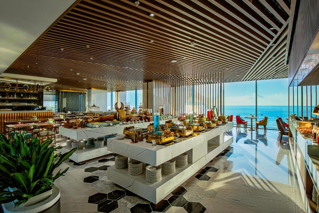 Restaurant, Le Sands Oceanfront Danang Hotel in Da Nang