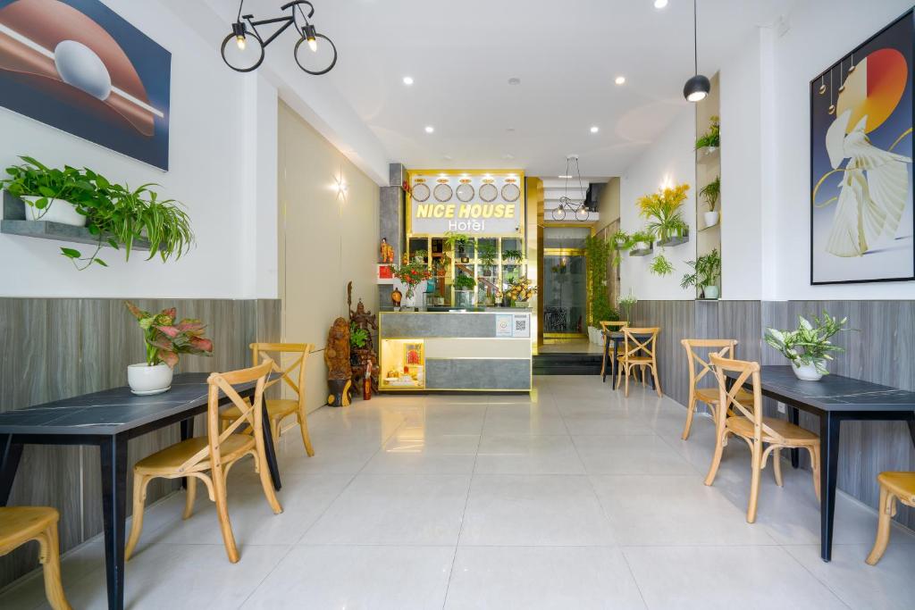 OYO 415 Nice House Hotel