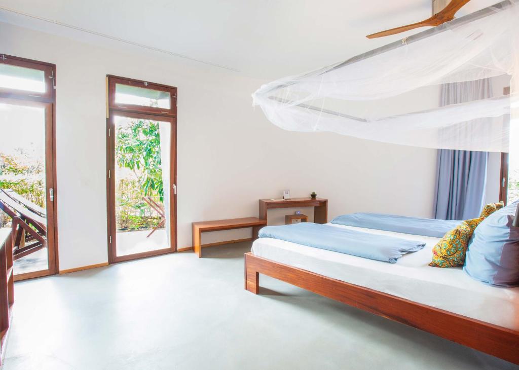 ห้องเตียงใหญ่พร้อมวิวสวนหย่อม