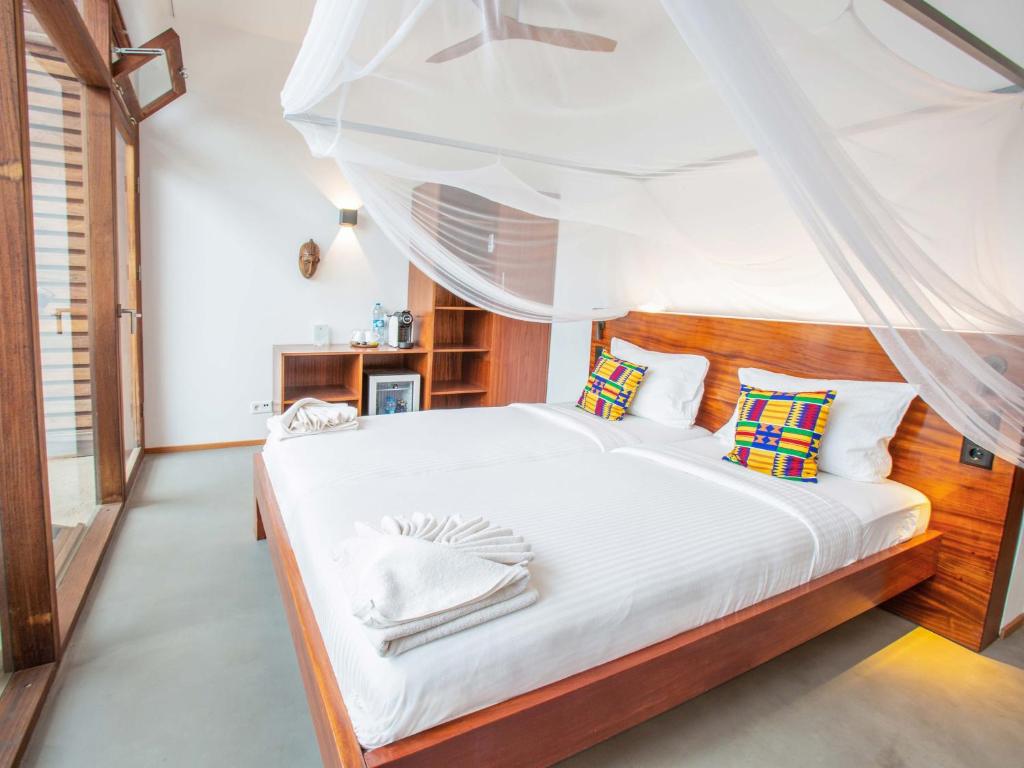 ห้องดีลักซ์เตียงใหญ่พร้อมระเบียงและวิวทะเล