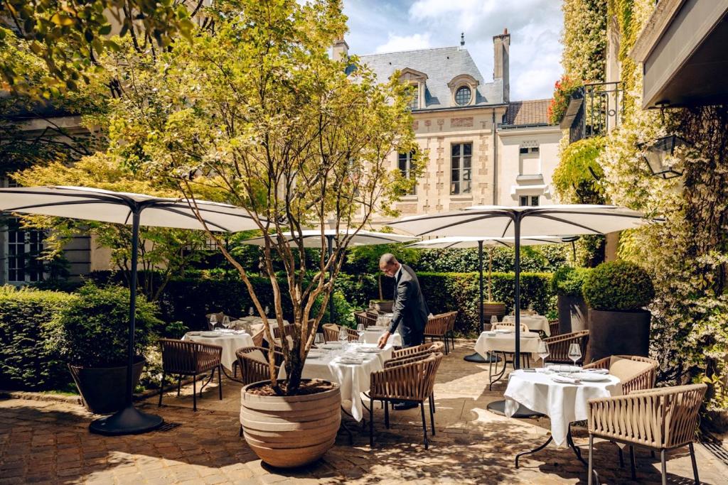 Restaurant, Le Pavillon de la Reine Hotel in Paris