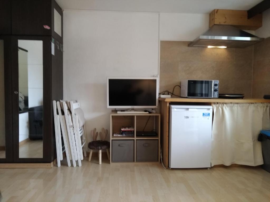 Studio appartement avec piscine, ski Porte du soleil Morgins, PS3 games, wash & bring sheets - 3