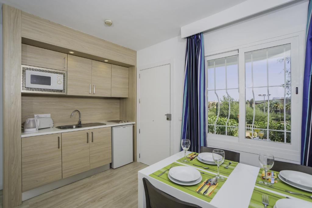 Aparthotel Holiday Center — Hotel rooms in Santa Ponca, Balearic Islands