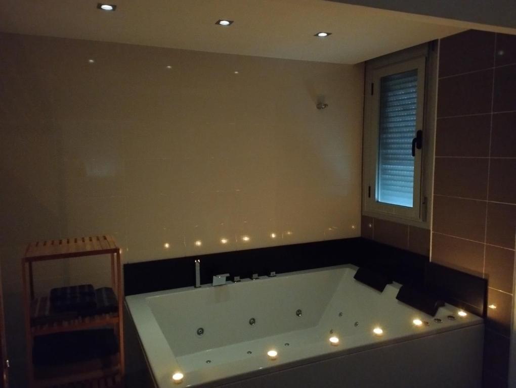 Atico con hidromasaje, terraza y piscina en EbreHogar, Amposta