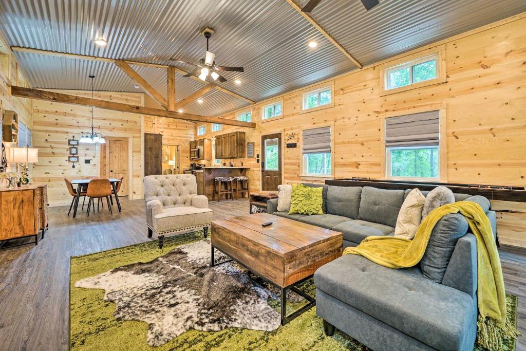 Stylish Cabin by Beavers Bend Hot Tub and Fire Pit, Broken Bow