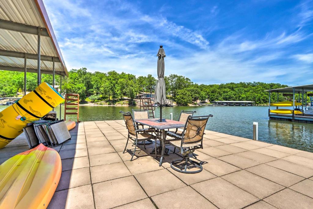 Waterfront Home with 3 Decks on Lake of the Ozarks!, Sunrise Beach