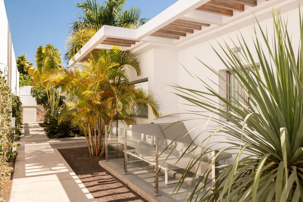 Aevum Resort — Hotel building in Playa del Ingles, Canary Islands