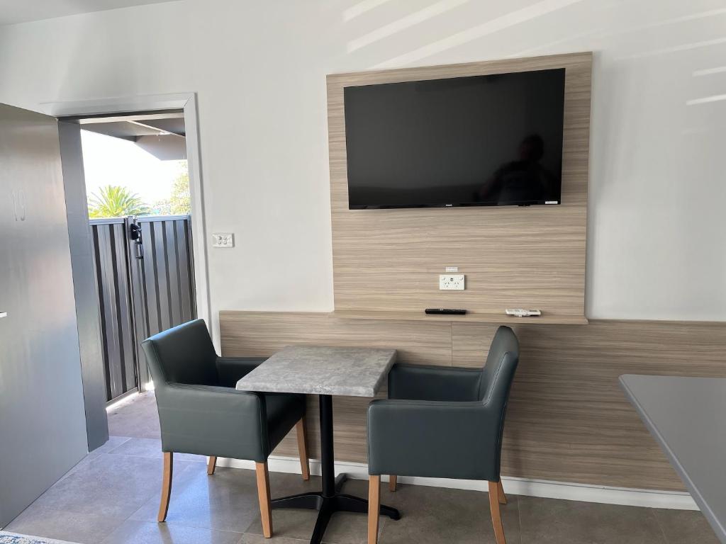 Shared lounge/TV area