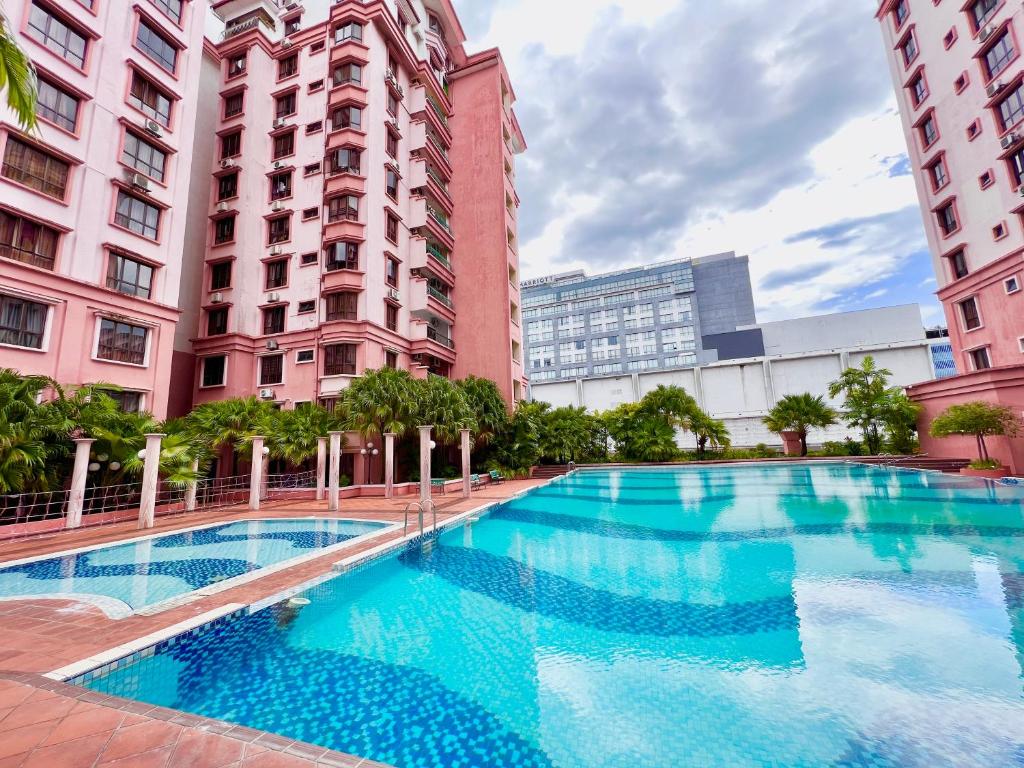 PENTHOUSE MARINA COURT VACATION HOME 5 BEDROOMS KOTA KINABALU 15pax photo