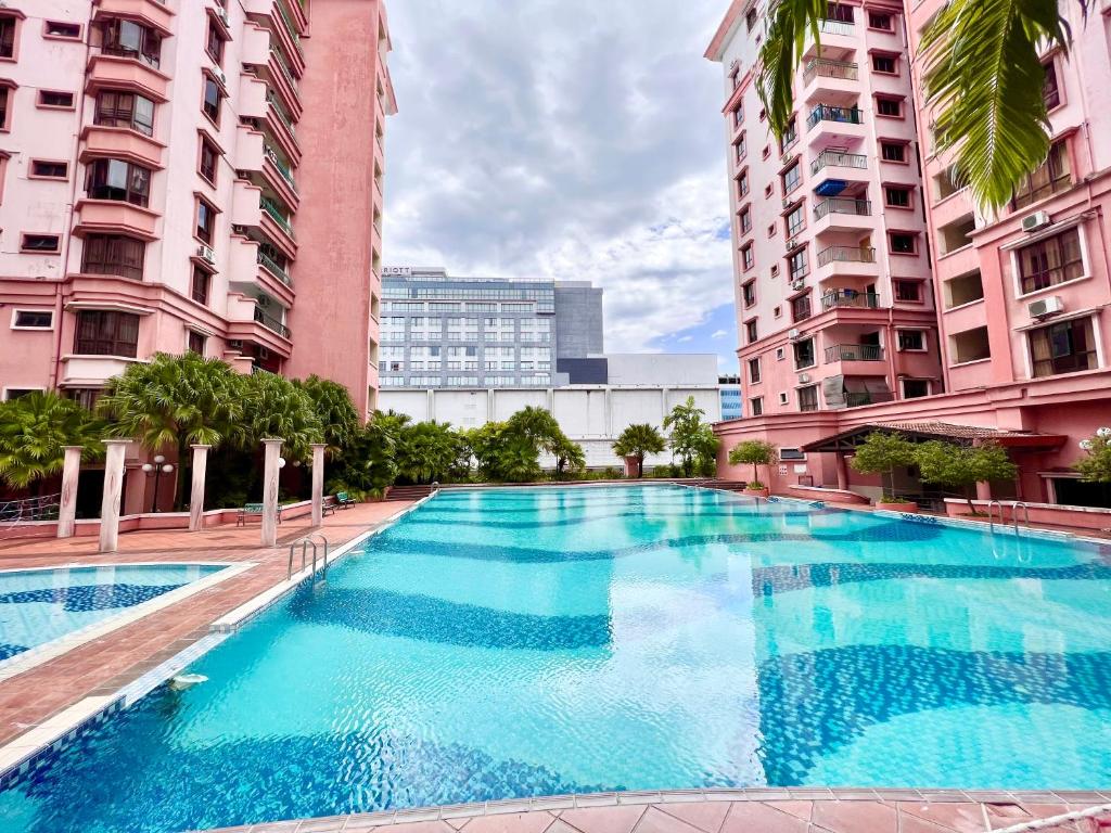 PENTHOUSE MARINA COURT VACATION HOME 5 BEDROOMS KOTA KINABALU 15pax photo