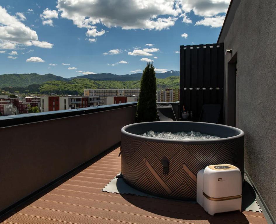 Skylark - Singapore Penthouse with Jacuzzi & Panoramic View, Brašov