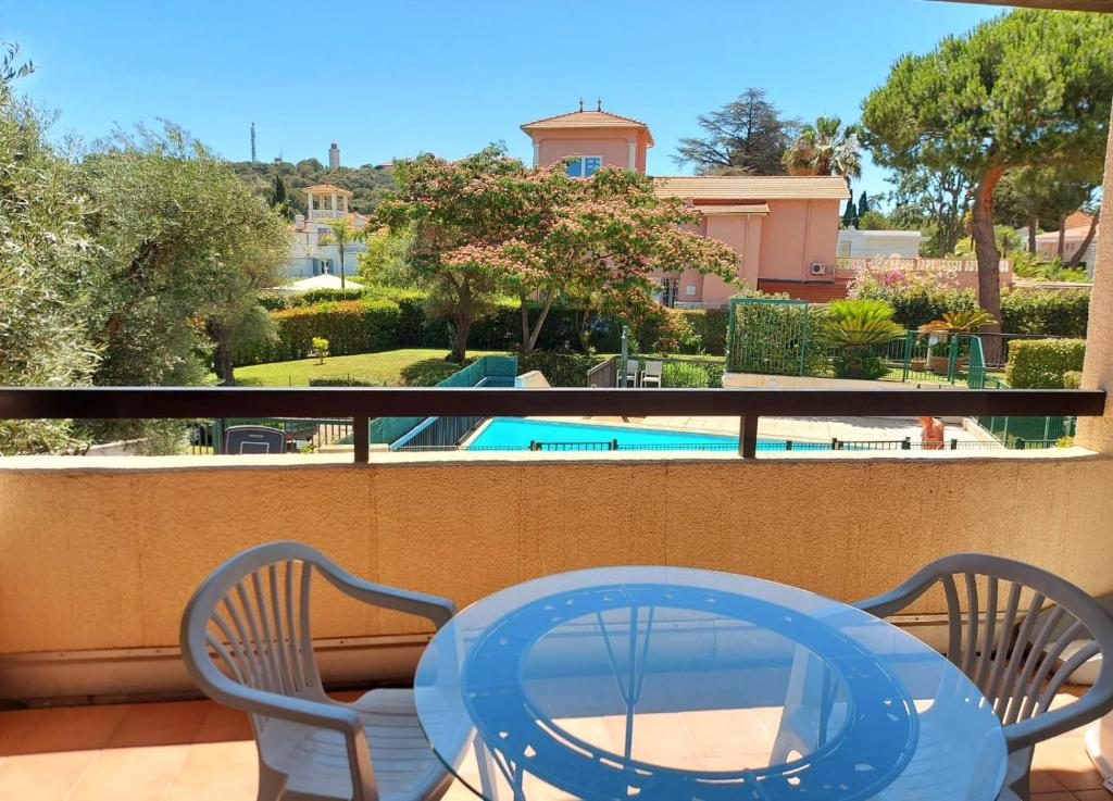 Exclusive 80 sqm apartment with private garden and terrace on the Cap d Antibes, 300 mt from sandy Plage de la Salis - 4