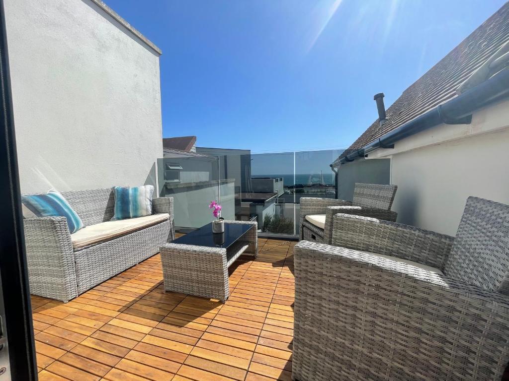 The Alice Apartment - by Coastline Retreats - Stunning Balcony Apartment with Sea Views - Alice in Wonderland Themed Secret Room - Luxury Copper Bath in Master Bedroom, Southbourne