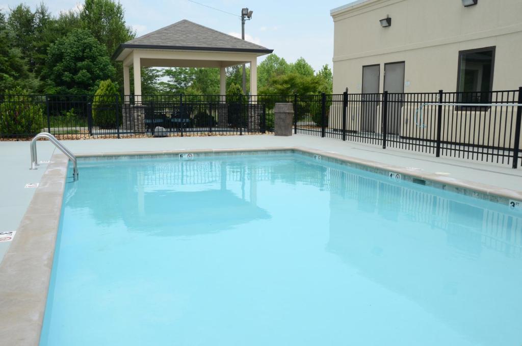 Baymont by Wyndham Clarksville photo