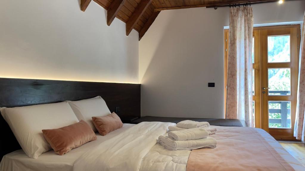 Villa Gjecaj Guesthouse and Restaurant — Hotel in Qender Theth
