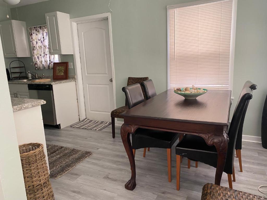 ARTIST BEACH RETREAT 5Min to Beach New Kitchen Fenced Backyard Patio Grill Firepit Driveway Parking photo