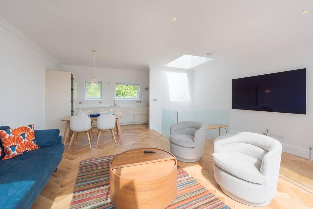 Stunning Two Bed Apartment RH8 photo