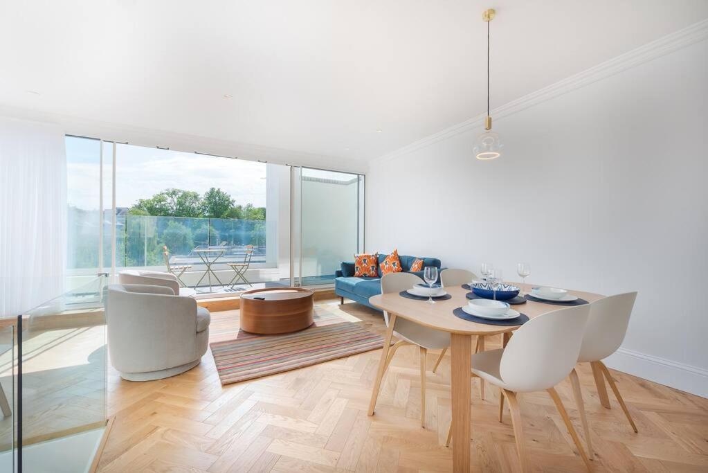 Stunning Two Bed Apartment RH8 photo