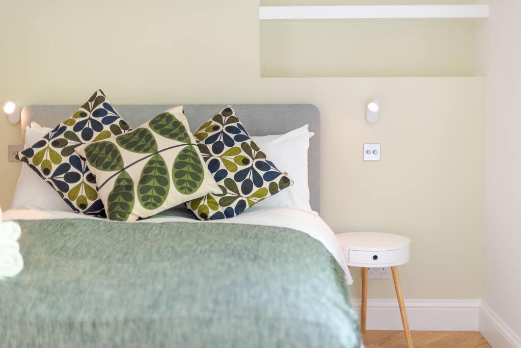 Stunning Two Bed Apartment RH8 photo
