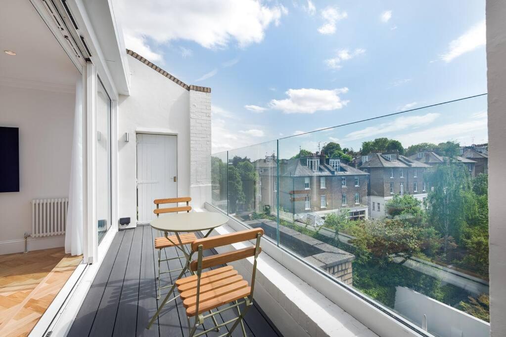 Stunning Two Bed Apartment RH8 photo