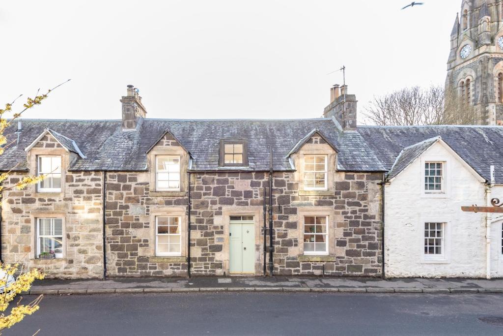 Charming Cardoon Cottage in beautiful village, Comrie