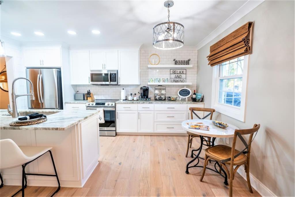 Carefree Coastal Casa 2 miles to Sullivans Island