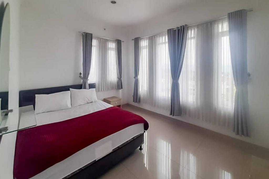 Wisma Brata 2 Mitra RedDoorz, Nyomolong