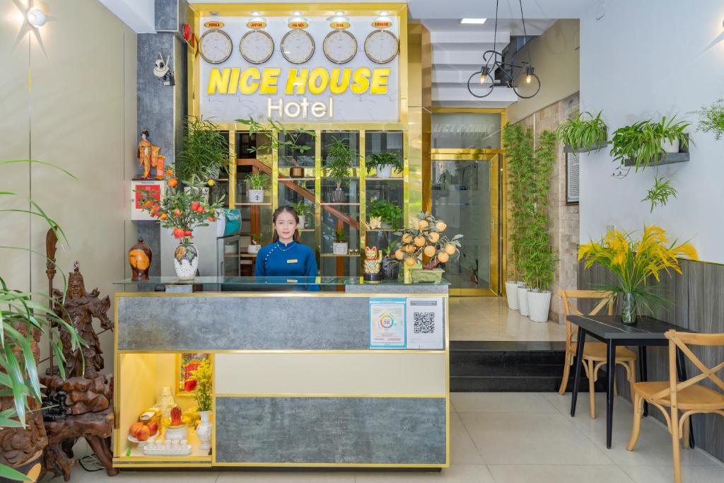 OYO 415 Nice House Hotel
