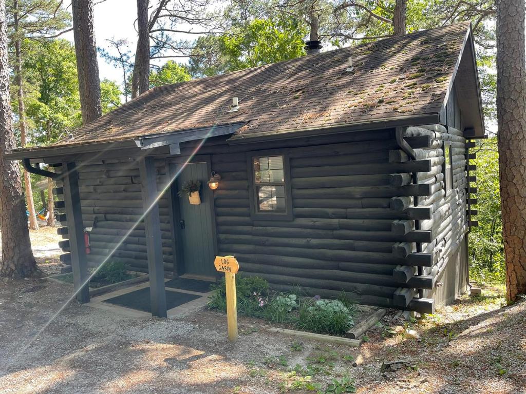 Loblolly Pines Adventure Log Cabin, Eureka Springs