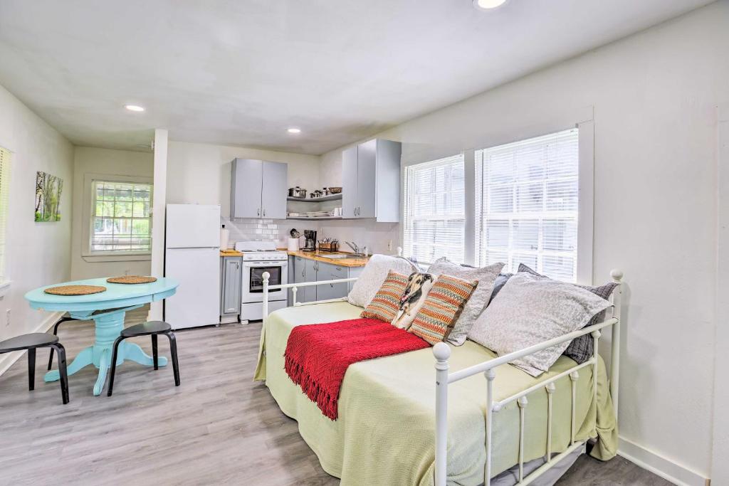 Quaint Leeds Studio with Yard about 18 Mi to Birmingham!, Leeds