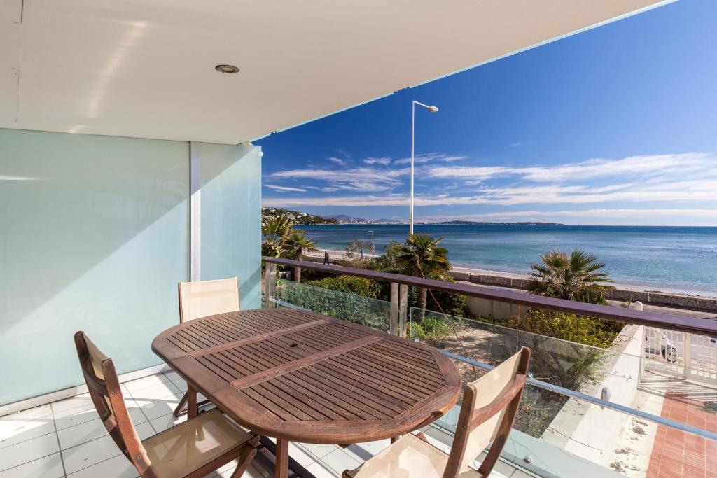 Bright two bedroomed apartment on the beach in Cannes with huge terrace with fabulous sea views - 2001 - 3