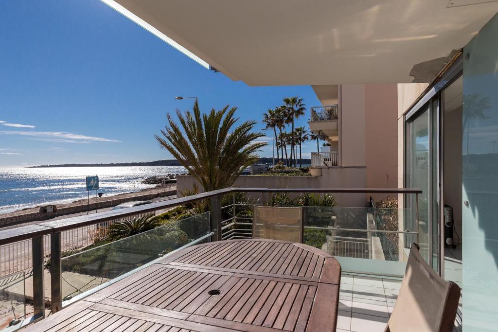 Bright two bedroomed apartment on the beach in Cannes with huge terrace with fabulous sea views - 2001 - 5