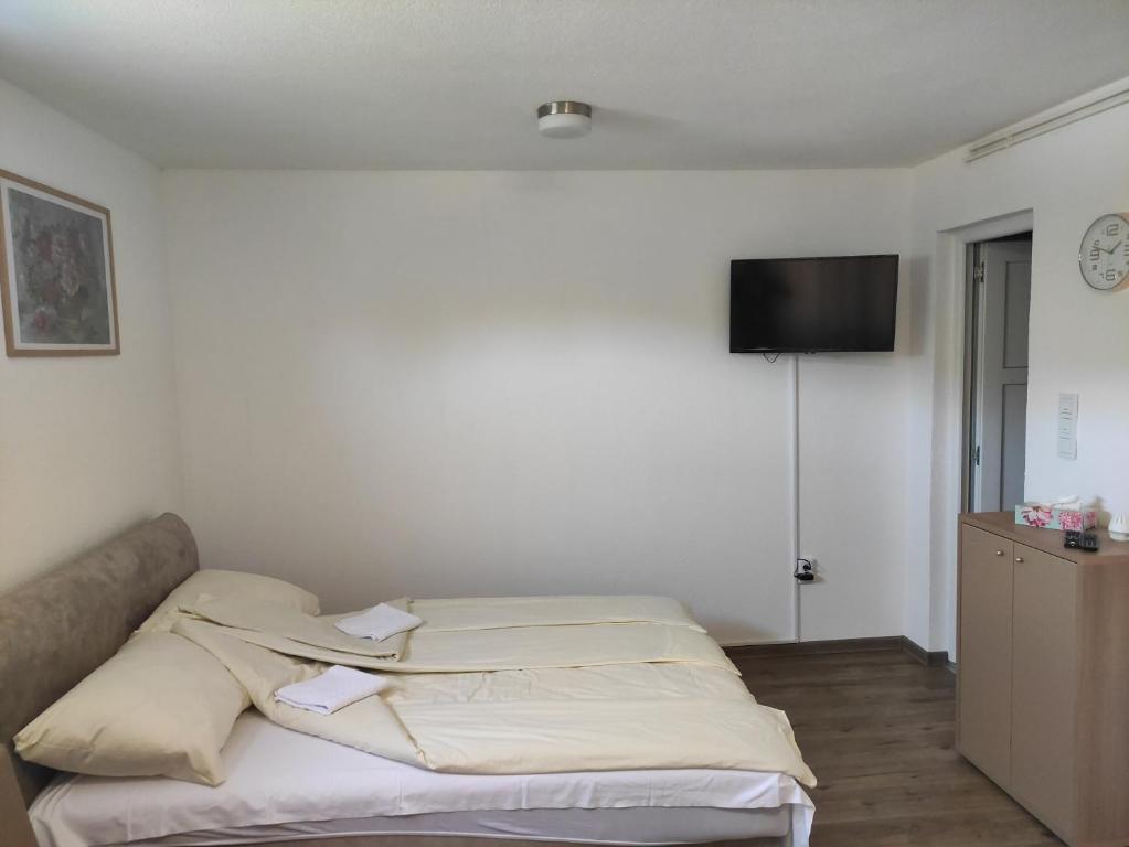 Dream Home Studio Apartments - 4