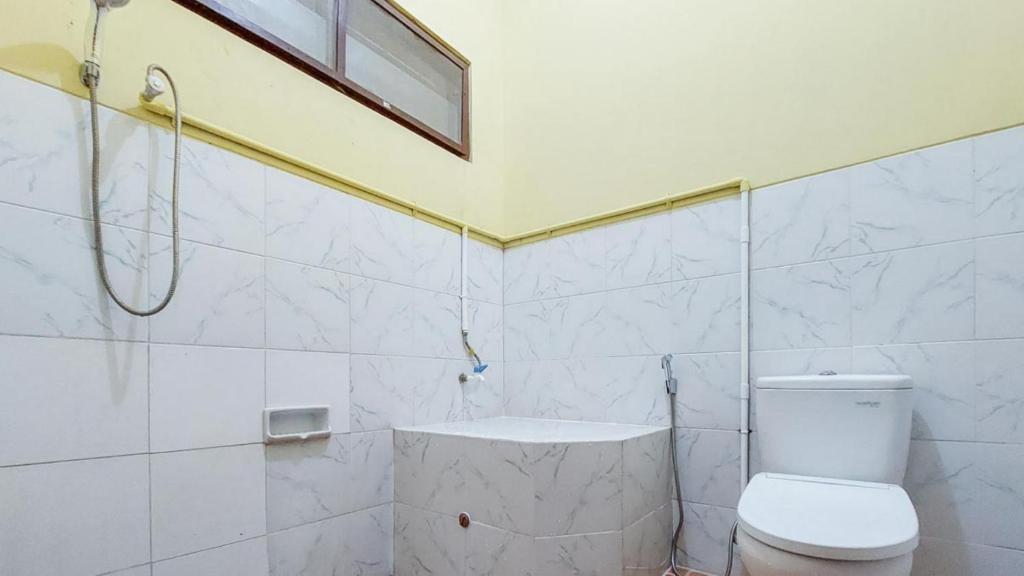 Hotel Shinta 2 near Alun Alun Kertosono photo