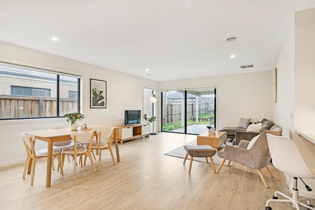 KOZYGURU | Greenvale VIC | Roomy Charming | 7 Bed House + Free Parking, Greenvale