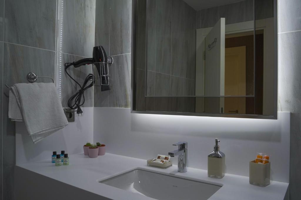 Brand-New Elegant 1-Bedroom Apartment (with terrace) photo