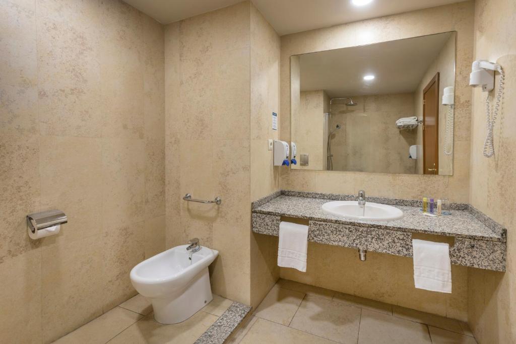 Las Palmeras Affiliated by FERGUS — Hotel rooms in Fuengirola, Andalusia
