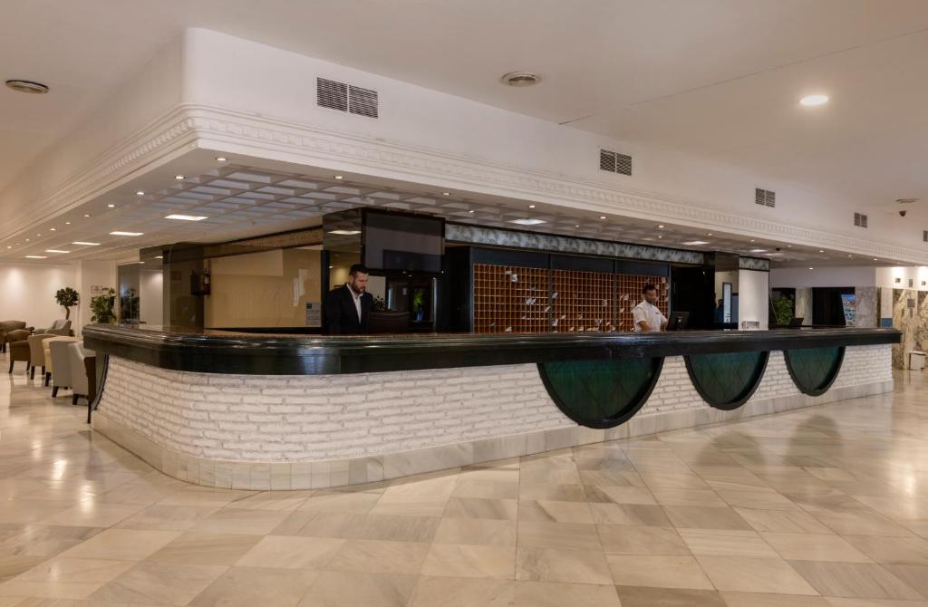 Las Palmeras Affiliated by FERGUS — Hotel building in Fuengirola, Andalusia