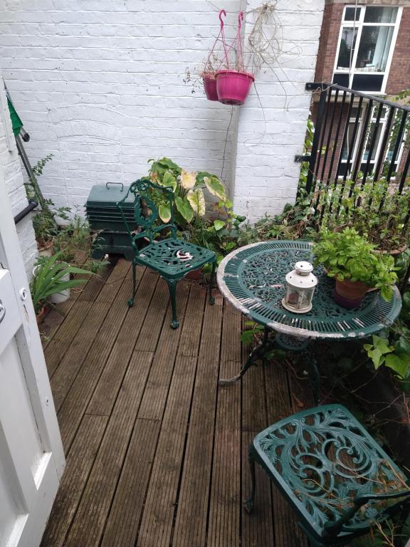 Central London flat. Georgian Terrace. Bright. photo