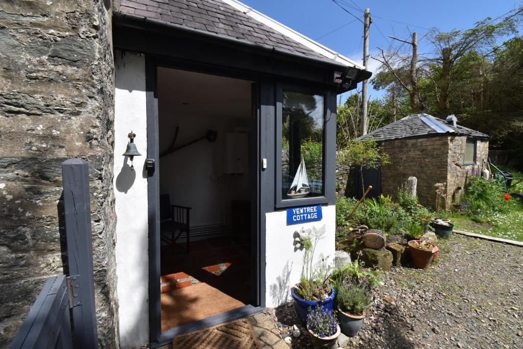 Yewtree Cottage - 'The Art House' and Garden, Hunters Quay