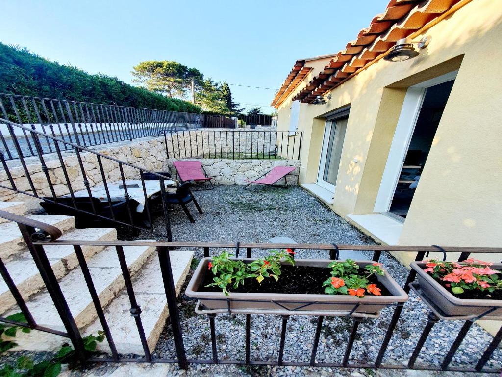 F2 neuf calme climatisé wifi parking - 1,5 km mer, Cagnes-sur-Mer