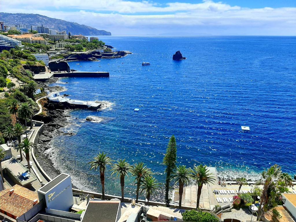 Superb Sea View Flat in Funchal, Funchal